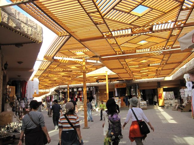 その彼の消えていった土産物屋通り。<br /><br />実はいくつか気になったものがあったけど<br />皆でバス乗り場に向かう途中なので、道草はガマン。