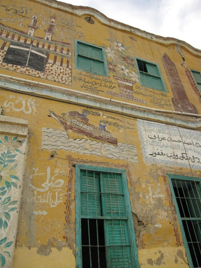 ツアーには付き物の、お店寄り。<br />トイレ休憩。<br />ルクソールは、石の製品が有名らしい。<br /><br />いろんな石から商品を形づくる段階から見せてもらえた。<br /><br />このお店では、電気を消すと光る、そんな石で造った置物がウリのようで、何かと電気を消していた。<br />逆に商品ゆっくり見れなかったけど、それはいいのかしら？(^.^)