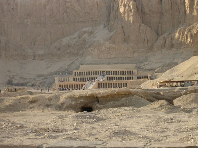 さてさてお次は…<br /><br />「ハトシェプスト女王葬祭殿」！！<br /><br />見えてきましたよー！