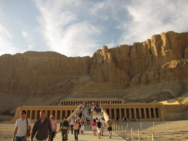 きたー！<br />古代の建物だとは思えないくらいの<br />すっきりとしたモダンなデザイン。<br />現代建築でも十分いけますよね。<br /><br />当時では、こんな無駄を削ぎ落としたシンプルな<br />デザインを好む王はあまり居なかったんでは…と思うくらい新鮮。<br /><br />後ろの岩壁も迫力ある…！