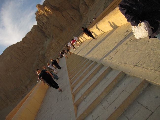 傾斜道を上りまして…