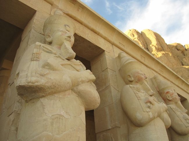 ２階の入り口には石像がたくさん並んでいる。