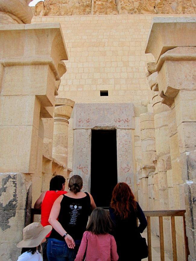 ２階のテラスへ。<br />柵の向こうに、入り口が。<br />どうやらあの先には、３階の岩窟至聖所があるようです。