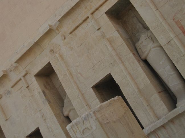 テラスのほとんどの石像の頭が落とされている。<br />歴史を知ると、何だか胸が痛い。