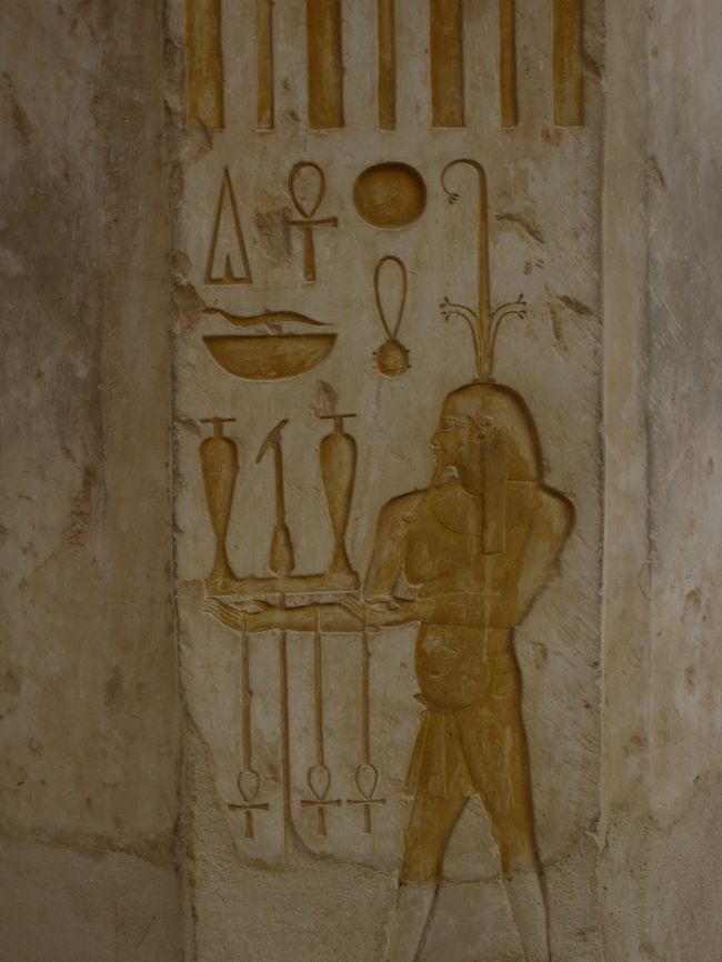 少し色の残ったレリーフ。<br />これは何をしている所かな？