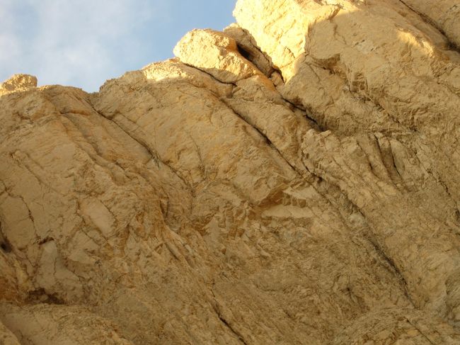 ずーっと後ろの切り立った崖を見ていたら、<br />粗くではあるけれど、かなり大きいサイズで、<br />動物や、人の形に彫られている…！！<br />それもかなりの数。<br /><br />写真ではちょっとわかりにくいけれど（遠目のほうがわかるかも？）<br /><br />崖一面にあれも！これも！という感じ。<br /><br />これが全部完成していたら、すごいスケールだっただろうなあ。<br />また違った空間が広がっているのも、ぜひ見てみたかったなあ。