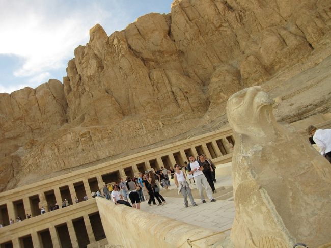 坂を下りると、<br />またもやホォールス！！<br />かっこいい！<br /><br />この旅で、私はかなりのホルス好きに…！