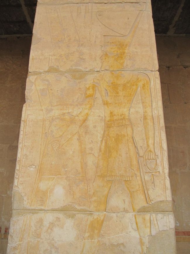 １階の柱に残る立派な壁画。<br />他にも色がいくつか残っているものがありました。