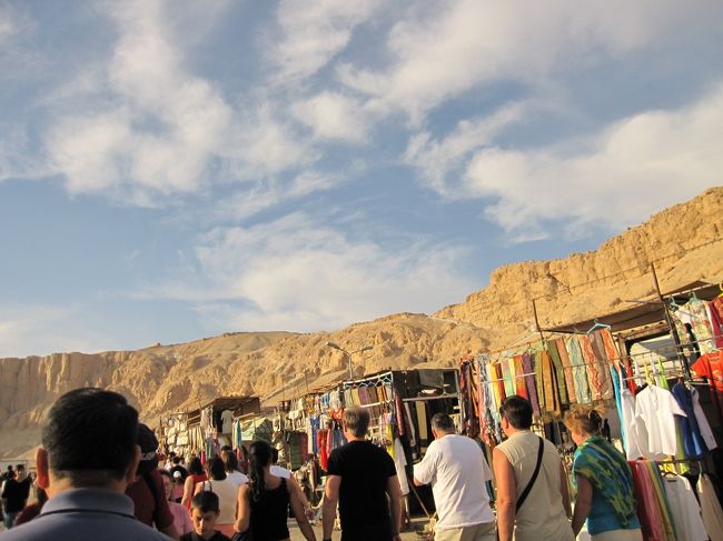 ここにも賑やかなお土産モノ屋さん。<br />ヘンかわいいものが気になるが、移動中のため、また見るだけなり。