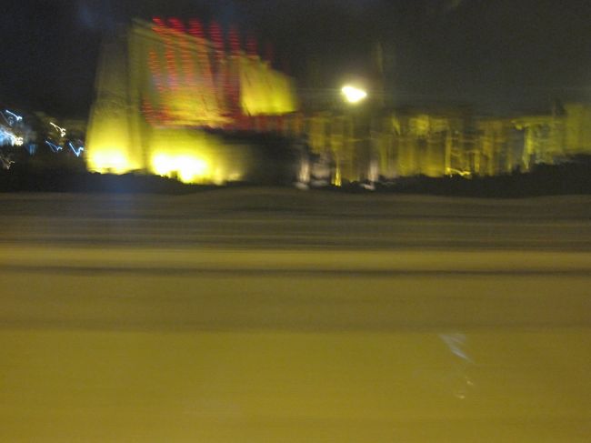 一旦、ホテルに戻り、その後レストランへ。<br />バスの中から、ルクソール神殿のライトアップが<br />チラっと見えた。行きたいよー。