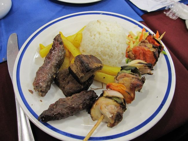 今夜のメイン。<br />鶏肉と野菜の串焼き。（まあまあ美味しかった）<br />牛肉のソテー。（ちょっと固かったけど、食べれなくはない。）<br />フライドポテト。（これは安全パイ。馴染みがある味で、なんかほっとする。）<br /><br />毎回、固めに炊いた、白米が付いてきた。<br />これは、日本人を気遣ってのメニューなのか、エジプトでもご飯を出す習慣があるのか、気になる。<br />何はともあれ、パンだけよりは有難い。<br /><br />まわりを見回せば、オール日本人ツアー客ばかり。<br />かなりツアー会社、御用達だ。<br />
