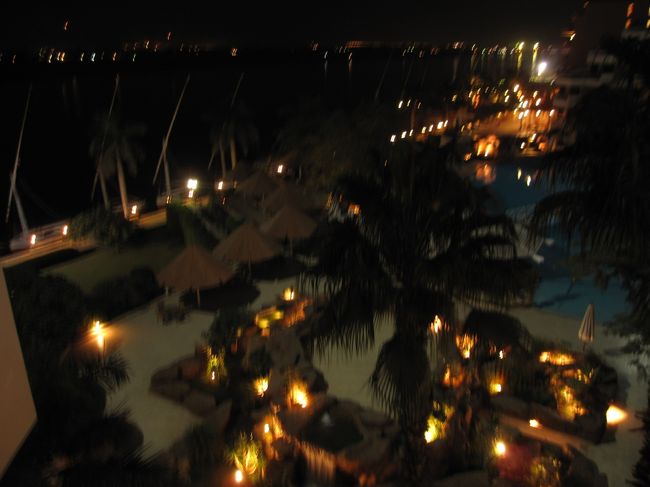 ホテルに帰って、ホテル前のお土産屋さんに寄った後、部屋に戻りほっと一息つく。<br /><br />ホテルのお庭の照明がとてもキレイ。