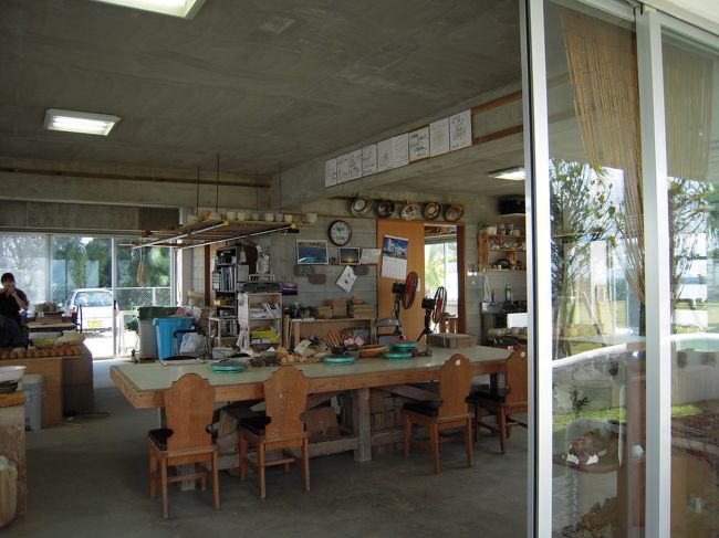 陶芸の体験工房。<br />屋外で塩つくりの体験もできるようです。<br />何人かが体験中でした。