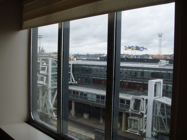 パスポート出さなくても、<br />船に乗ったり飛行機乗って国旗を見ると<br />列車でスタンプ押してもらって入国するより<br />ワクワク感が増す。