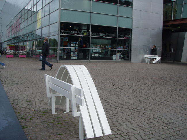 美術館の前は<br />座れないベンチばっかり。