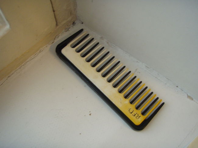 誰かの忘れ物らしきクシ。<br />スライドさせる事ができるようになってた。<br /><br />なんかちょっと欲しくなった…。<br />どこに売ってるんだろ。