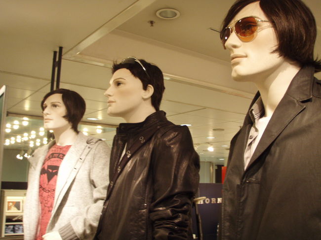 このマネキン達は<br />うっすらヒゲまで生えてた。