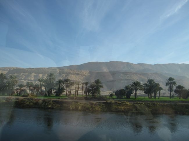 しばらくすると、<br />右手には緑溢れる大地。<br />左手は、岩壁が立ちはだかる地帯に。