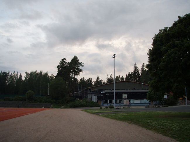 競技場発見…<br /><br />フリスビーをしてる2人とバスケをしてる人が1人。<br /><br />諦めて戻ろう。