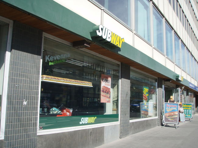 長いサンドウィッチが飾ってある。