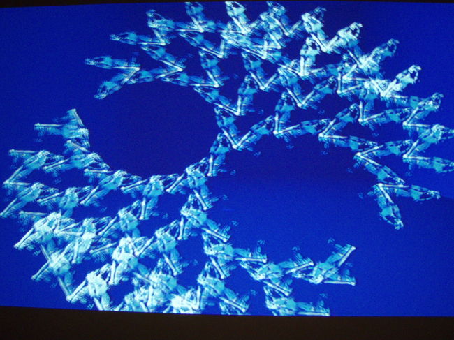 画面には自分の姿が写ってそれがこんな感じで動き続ける。