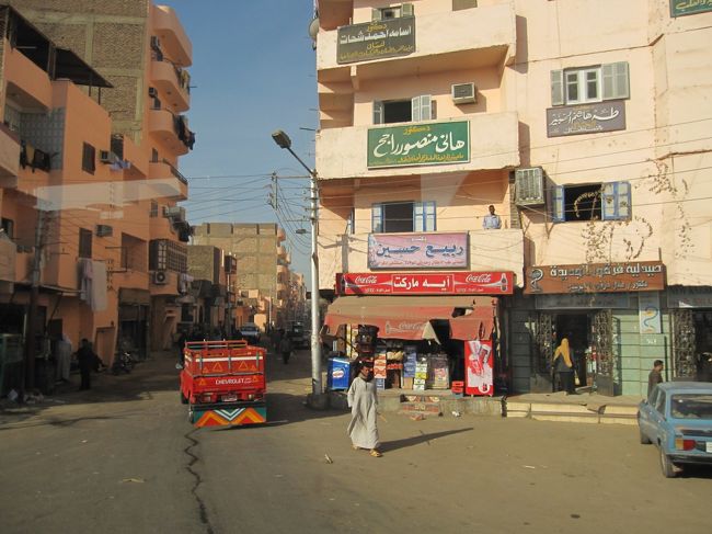 おっ、にぎやかな街に入ったぞ。<br /><br />写真には撮り損ねたんだけど、<br />店先でお茶してるおじさん達をよく見かけたなあ。<br /><br />エジプトの街にはコカ・コーラやペプシの看板を掲げたカフェをたっくさん見かけた。<br /><br /><br /><br />