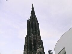 ミュンスター広場で大聖堂を見上げると、あまりのデカさに唖然。カメラにはとうてい収まりきりません。さすが世界一の高さの大聖堂。161Ｍだって。
