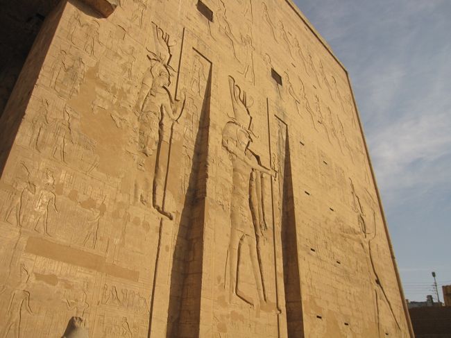 壮大で力強い、塔門のレリーフ。<br /><br />王が、ホルス神とハトホル女神にいけにえを捧げている様子が彫られているそうだ。