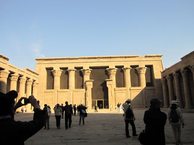 塔門をくぐり、中庭へ。