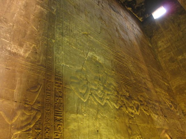 中の礼拝堂は撮影可なのが嬉しい。<br /><br />ライトアップで<br />レリーフが浮き出されて、とても神秘的。