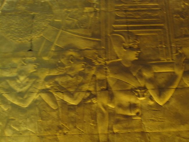 塔門のしっかりと彫ってあるレリーフと違い<br />こちらはとっても繊細なデザイン。