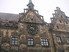 ゴシック様式のこの市庁舎、１３７０年に建てられた。大粒の雪が激しくなってきた。