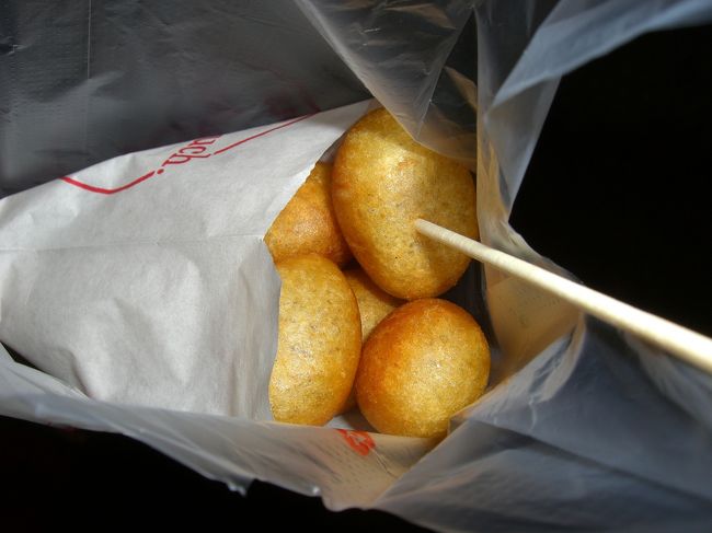 ホテルでゆっくりしたあとは、前回夕日に間に合わなかったので<br />そのリベンジを、ということで淡水に向かいました。<br />屋台で大好きな地爪球を買い食い。<br />サツマイモを練ったのを揚げているんだと思います。<br />やさしい甘さでおいしいです。<br />作り方も面白くてついつい見てしまいます。<br />