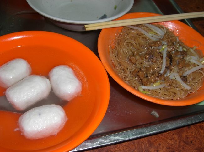 そのあと軽く夕食。<br />魚のすり身団子のスープとビーフンの炒め物？<br />味は残念ながらわたしには物足りなかったです。<br />友人は中華麺の炒め物をたのんでましたが麺が柔らかかったです。<br />ゆですぎてるようなかんじ。