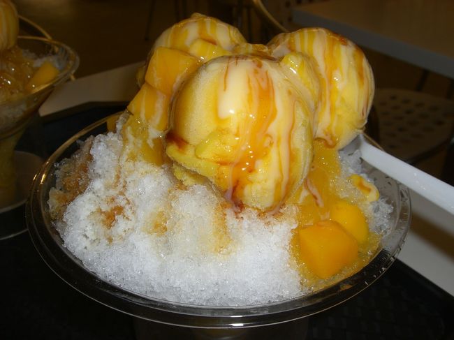 ぶらぶら屋台を除きながら駅まで戻ってきました。<br />淡水駅周辺にアイスモンスターの店がありマンゴーアイスの乗ったカキ氷を食べました。<br />冷房が効きまくっていて寒かった。