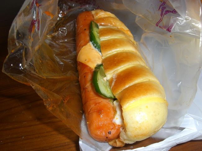 友人も私もパンがすきで、お店を見るとつい入ってしまいます。<br />ホテルの最寄の駅の周りにはパン屋がたくさんあり<br />毎日どこかによってから帰ってました。<br />ソーセージのはさまった大きなパン。40元くらいだったかな？