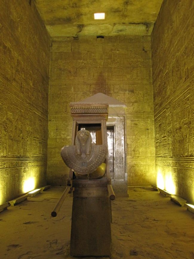 至聖所。<br /><br />お神輿のように持ち手がついている。<br />実はこれはレプリカらしいのだが、<br />本当によくできていて、雰囲気に合っている。<br />