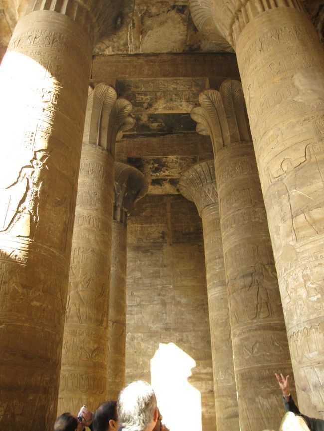 列柱室。<br /><br />１本、１本のレリーフが美しい。<br />神々が描かれている。