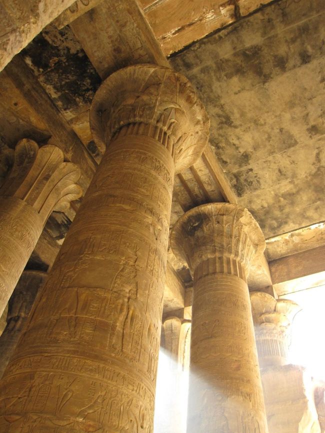 天井は、ほんの少し色彩が残っている。