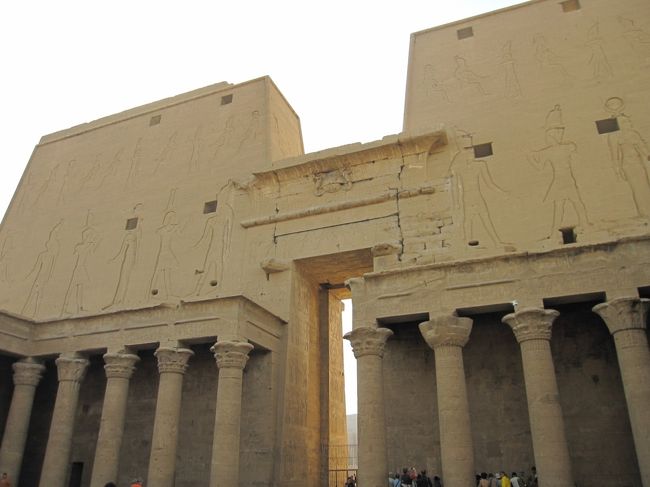 中庭から塔門を見たところ。