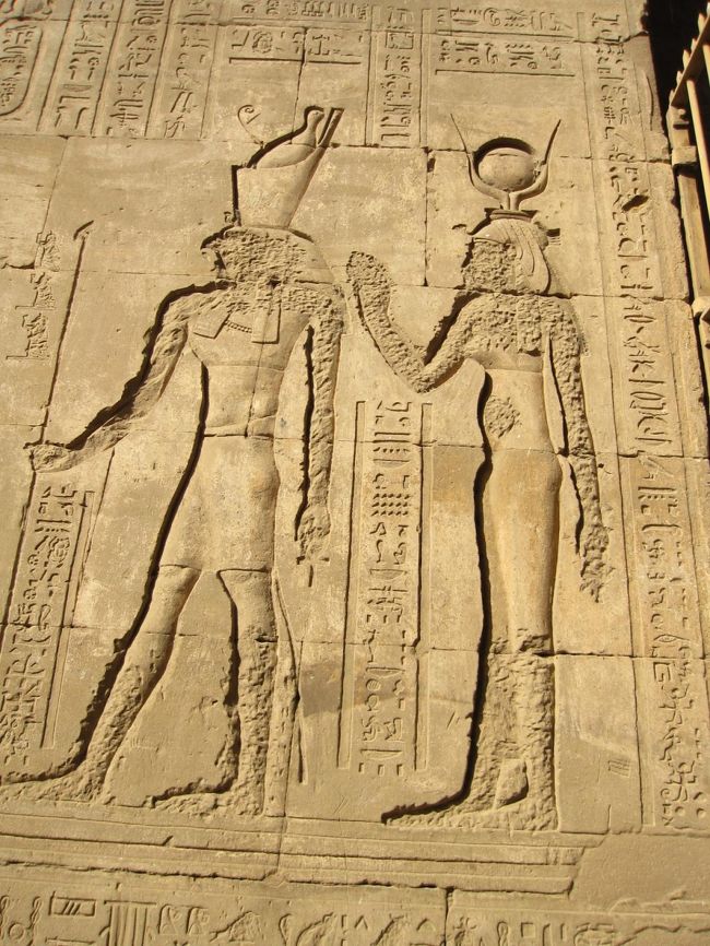 塔門をくぐる時にあった神々のレリーフ。<br /><br />ホルス神殿でも、顔の削られたレリーフがいくつか<br />見られた。<br /><br />国の中で宗教間での諍いなどで<br />いきさつがあったにせよ、<br />やはり完全な形で後世に残してほしかったなあ。<br />などと勝手ながら思わずにはいられない。<br />
