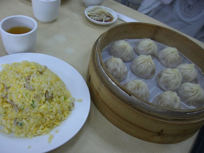 MRT木柵線「南京東路」駅徒歩15分ほどのところにある京鼎小館で小籠包とチャーハンをランチに食べに行きました。<br />酸辣湯も頼みたかったのですが朝ごはんがバイキングで調子に乗って食べ過ぎたためお昼になってもおなかがすかず頼めませんでした。<br />