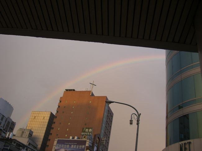 小雨のぱらついてた日、ＭＲＴの駅を出ると虹が出ていました。<br />なんだか和みました。