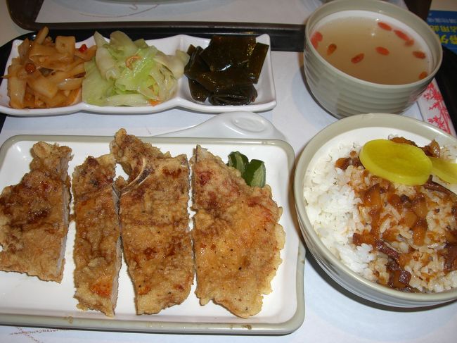 とある日のランチはデパートの下のフードコートで。<br />豚のカツ、ではなくててんぷらみたいなものだったのですがやわらかくておいしかったです。<br />日本ではそんなことないけど、台湾のフードコートは<br />店をひとつに絞るのがむつかしいです。<br />魅力的なお店がいっぱいあります。