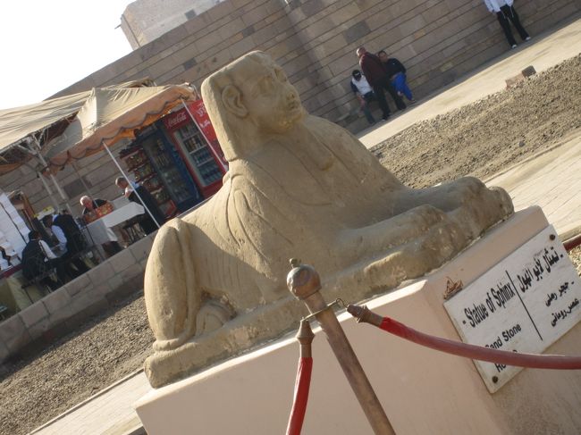 神殿を下りた所にあるスフィンクス像に<br />見送られながら、ホルス神殿をあとにする。<br />バイバーイ！