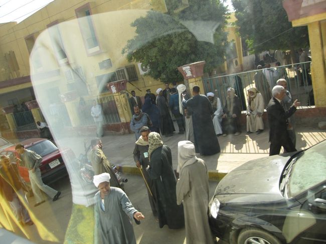 エドフの街。<br /><br />ＴＶでしか見たことがなかったけれど<br />エジプトにはガラベイヤを着て、<br />頭にターバンやスカーフを巻いた人達が<br />本当にたくさん居る。<br /><br />当たり前なんだけど、なんかふしぎで。<br />（現代は洋服率もっと高いのかと思っていたのだ。）