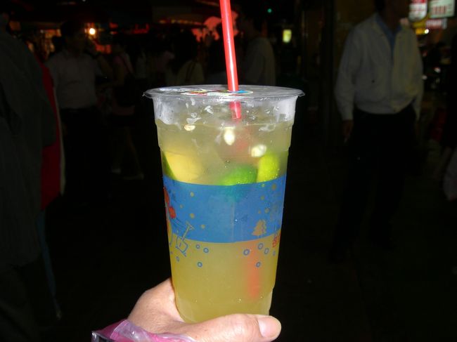 淡水線「劍潭」駅そばの美食市場にて夕食。<br />いつも長い行列のできているフライドチキンやさんに初並び。<br />顔よりも大きいスパイシーなチキンのお供は金柑檸檬。<br />甘酸っぱくておいしく、ついつい買ってしまいます。<br />700mlで40元くらいだったはず。