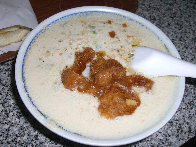 翌日の朝は阜杭豆漿まで朝ごはんを食べに行きました。<br />ガイドブックやクチコミでよく名前が挙がっていてずっと気になってたお店です。<br />MRT善導寺・忠孝新生駅からすぐで迷わず着けました。<br />写真は干しえびやねぎなどの入ったしょっぱい系の豆乳。<br />やわらかい茶碗蒸しみたいなかんじ。おいしいです。