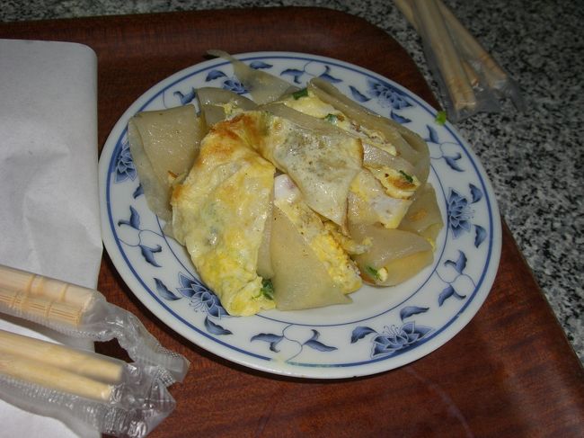 小麦粉を溶いたのと卵焼きを一緒に焼いたかんじのもの（説明へたくそすぎ…）。<br />これもおいしいです。