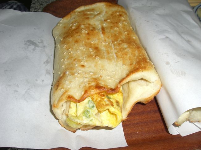 平べったいパンに卵焼きがはさまったもの。<br />出来たてのあつあつでおいしい。<br />市場の二階にあるお店で、席は相席。<br />中国人らしきおじさんとおばさん4人と片言の英語でコミュニケーションしてきました。<br />通じてたかは…わかりませんが。